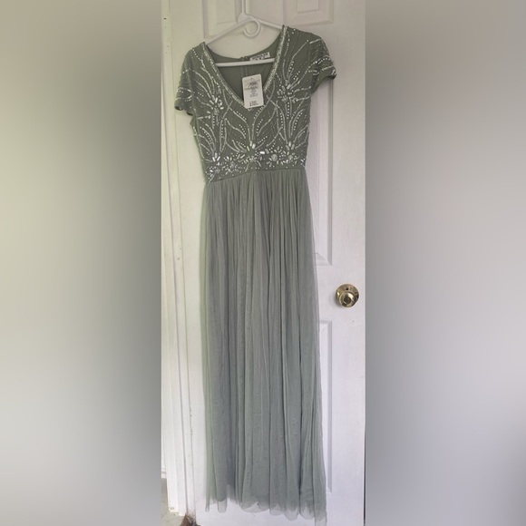 A beautiful long green dress for women in size 8 that is brand new - Picture 2 of 6
